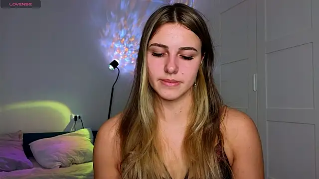 Snapshot of sophia_euphoriaa chatting on 10/15/25, 06:33 sophia euphoriaa online show from 10/15/25, 06:33