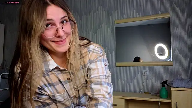 Snapshot of sophia_euphoriaa chatting on 04/22/26, 10:11 sophia euphoriaa online show from 04/22/26, 10:11