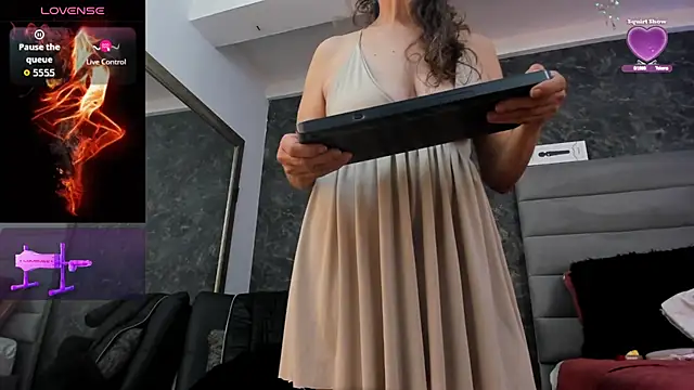 Bella Evans  online show from 09/19/25, 11:09