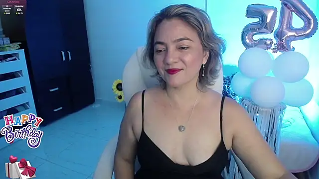 Snapshot of Chiraz_hasnaa chatting on 01/12/25, 09:40 Chiraz hasnaa online show from 01/12/25, 09:40