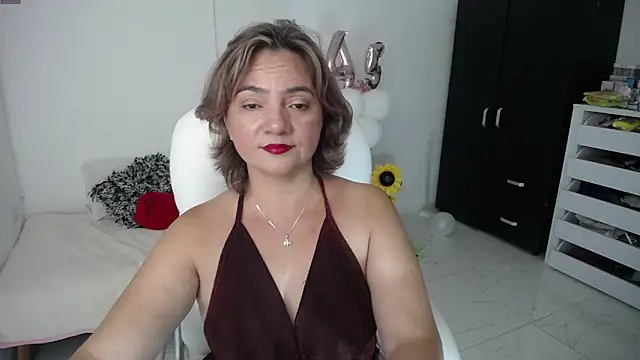Snapshot of Chiraz_hasnaa chatting on 01/21/25, 02:00 Chiraz hasnaa online show from 01/21/25, 02:00