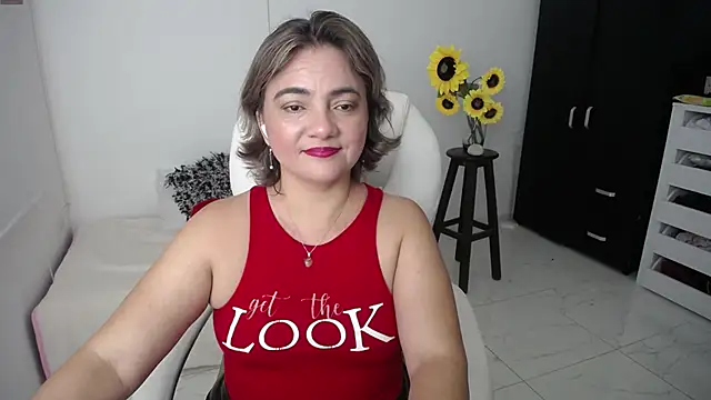 Snapshot of Chiraz_hasnaa chatting on 03/14/25, 10:16 Chiraz hasnaa online show from 03/14/25, 10:16