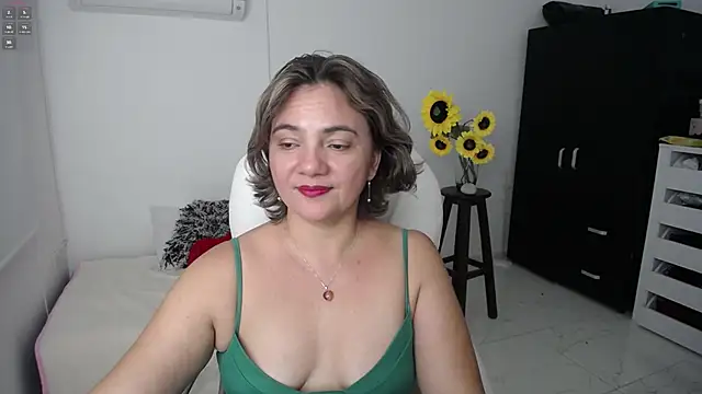 Snapshot of Chiraz_hasnaa chatting on 03/16/25, 12:56 Chiraz hasnaa online show from 03/16/25, 12:56