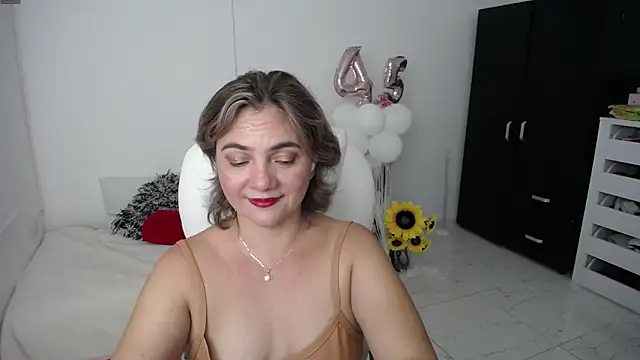 Snapshot of Chiraz_hasnaa chatting on 01/29/25, 02:19 Chiraz hasnaa online show from 01/29/25, 02:19