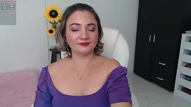 Snapshot of Chiraz_hasnaa chatting on 12/19/24, 12:24 Chiraz hasnaa online show from 12/19/24, 12:24