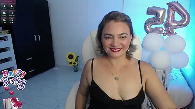 Snapshot of Chiraz_hasnaa chatting on 01/12/25, 11:47 Chiraz hasnaa online show from 01/12/25, 11:47