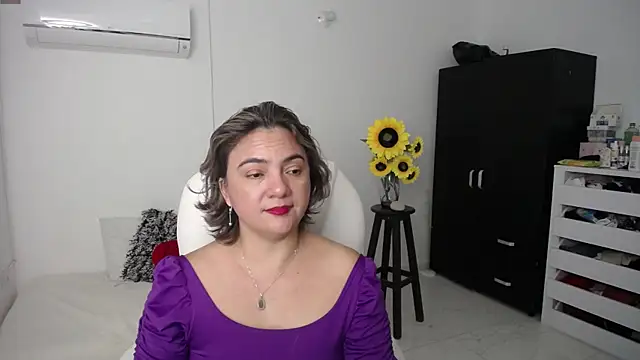 Snapshot of Chiraz_hasnaa chatting on 03/07/25, 09:17 Chiraz hasnaa online show from 03/07/25, 09:17