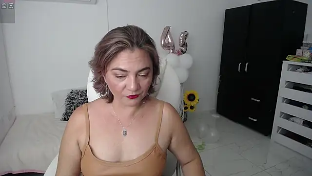 Snapshot of Chiraz_hasnaa chatting on 01/17/25, 10:34 Chiraz hasnaa online show from 01/17/25, 10:34