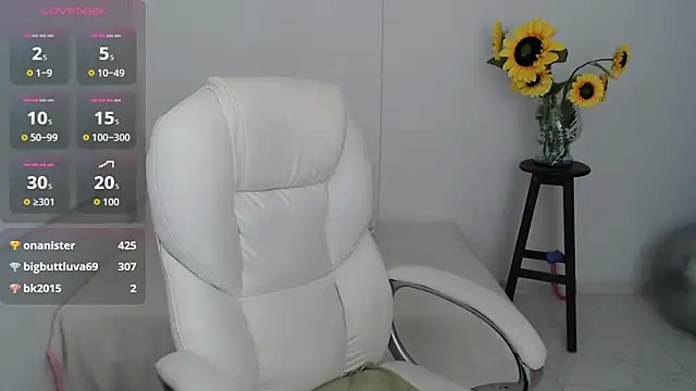 Snapshot of Chiraz_hasnaa chatting on 10/25/25, 04:29 Chiraz hasnaa online show from 10/25/25, 04:29