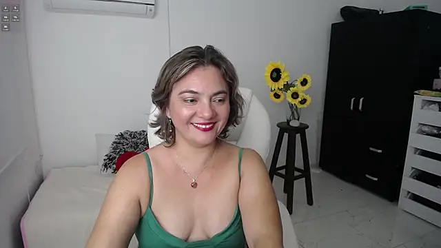 Snapshot of Chiraz_hasnaa chatting on 03/15/25, 09:49 Chiraz hasnaa online show from 03/15/25, 09:49