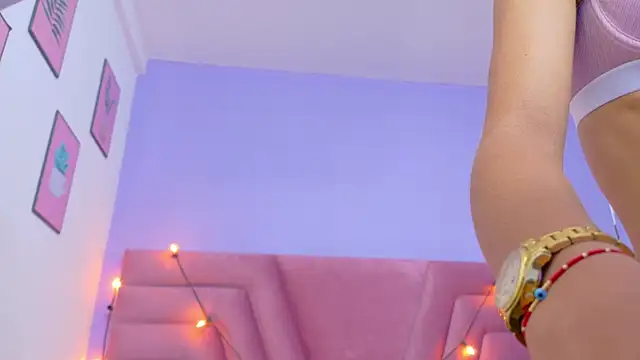 Snapshot of Beautifulskinny18 chatting on 11/18/25, 07:50 Beautifulskinny18 online show from 11/18/25, 07:50