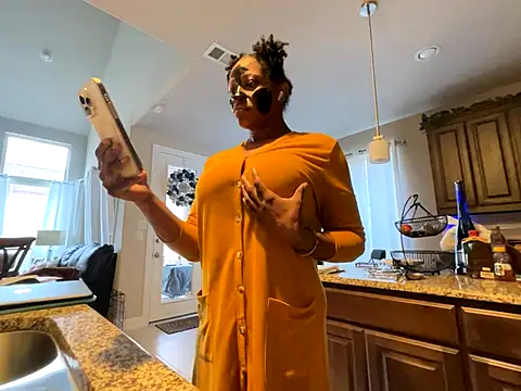 Snapshot of wynterheat chatting on 11/19/25, 10:21 wynterheat online show from 11/19/25, 10:21