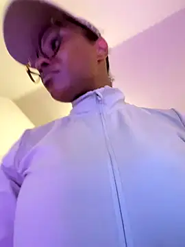 Snapshot of wynterheat chatting on 10/17/25, 12:51 wynterheat online show from 10/17/25, 12:51