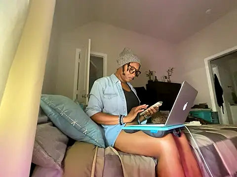 Snapshot of wynterheat chatting on 09/10/25, 08:52 wynterheat online show from 09/10/25, 08:52