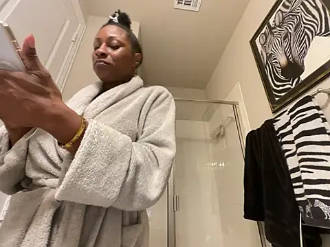 Snapshot of wynterheat chatting on 11/09/25, 01:48 wynterheat online show from 11/09/25, 01:48