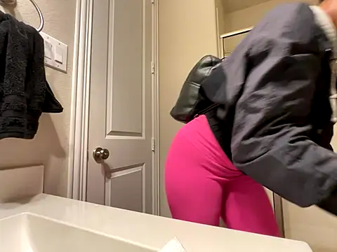 Snapshot of wynterheat chatting on 12/03/25, 08:03 wynterheat online show from 12/03/25, 08:03