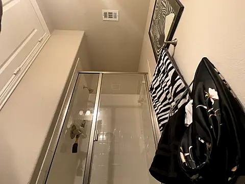 Snapshot of wynterheat chatting on 12/15/25, 04:02 wynterheat online show from 12/15/25, 04:02