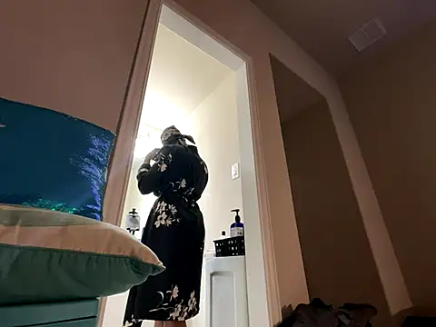 Snapshot of wynterheat chatting on 10/19/25, 01:19 wynterheat online show from 10/19/25, 01:19