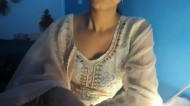 Snapshot of aarjulove chatting on 10/05/25, 12:07 aarjulove online show from 10/05/25, 12:07