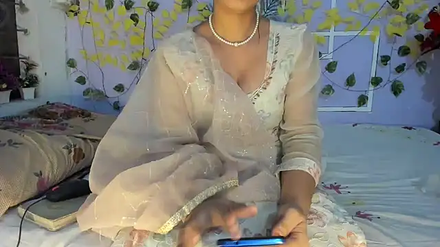 Snapshot of aarjulove chatting on 04/29/26, 04:33 aarjulove online show from 04/29/26, 04:33