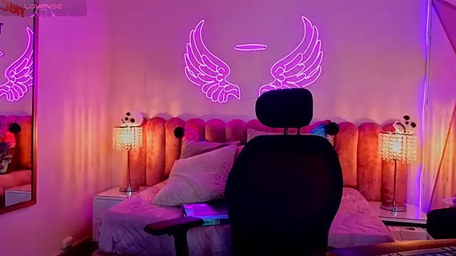 Snapshot of _scarletmoore chatting on 10/25/25, 01:23 scarletmoore online show from 10/25/25, 01:23