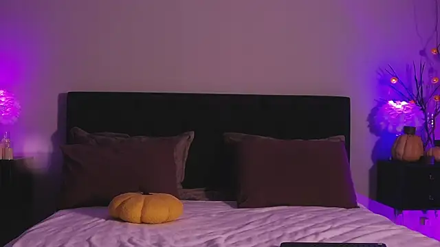 Denise Garciia online show from 11/28/25, 01:33