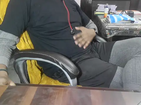 Snapshot of Average_Indian chatting on 11/17/25, 01:37 Average Indian online show from 11/17/25, 01:37