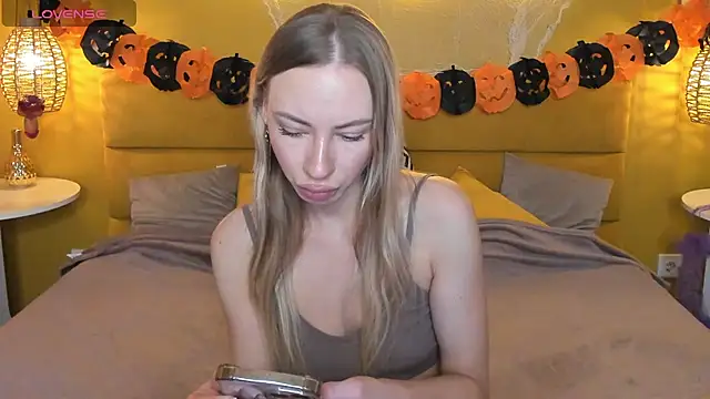 Diana Garrett online show from 10/31/25, 01:35