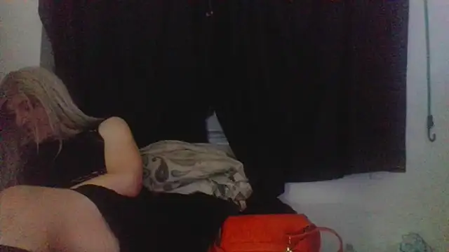 Snapshot of sexyblondetrans chatting on 10/04/25, 09:44 sexyblondetrans online show from 10/04/25, 09:44