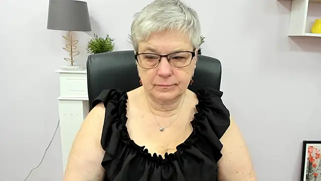Snapshot of IrisDream chatting on 05/11/26, 06:04 IrisDream online show from 05/11/26, 06:04
