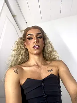 Snapshot of briana_sex32 chatting on 11/27/25, 02:28 briana sex32 online show from 11/27/25, 02:28