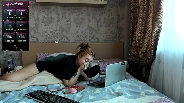 Snapshot of purebeautie13 chatting on 12/25/24, 10:39 purebeautie13 online show from 12/25/24, 10:39