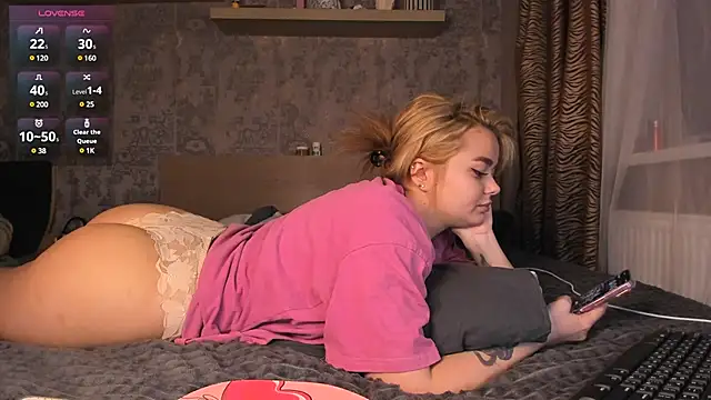 Snapshot of purebeautie13 chatting on 01/09/25, 03:12 purebeautie13 online show from 01/09/25, 03:12