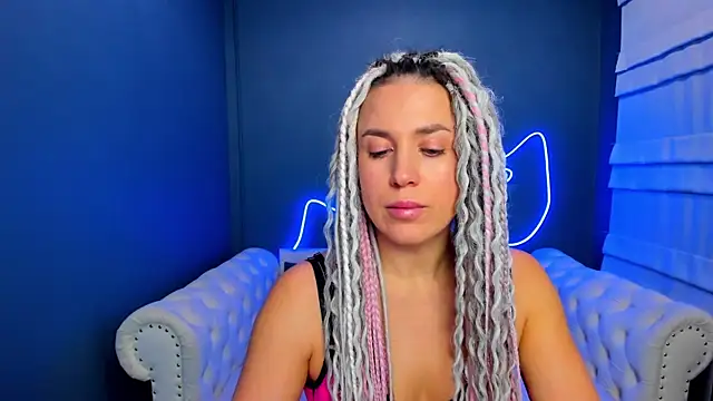 Snapshot of rock_n_roxy chatting on 11/24/25, 01:38 rock n roxy online show from 11/24/25, 01:38