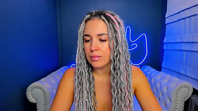 Snapshot of rock_n_roxy chatting on 10/14/25, 01:17 rock n roxy online show from 10/14/25, 01:17