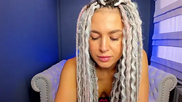 Snapshot of rock_n_roxy chatting on 03/22/25, 01:22 rock n roxy online show from 03/22/25, 01:22