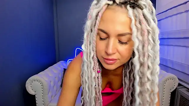 Snapshot of rock_n_roxy chatting on 03/18/25, 01:46 rock n roxy online show from 03/18/25, 01:46