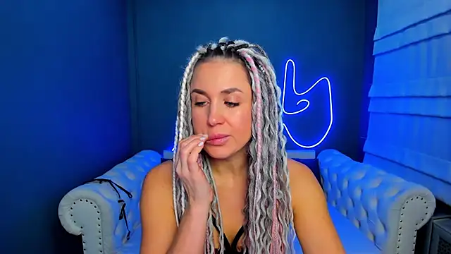 Snapshot of rock_n_roxy chatting on 11/15/25, 01:31 rock n roxy online show from 11/15/25, 01:31