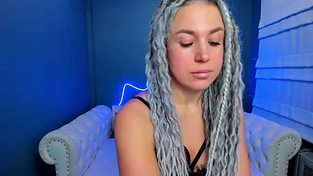 Snapshot of rock_n_roxy chatting on 12/17/25, 01:21 rock n roxy online show from 12/17/25, 01:21