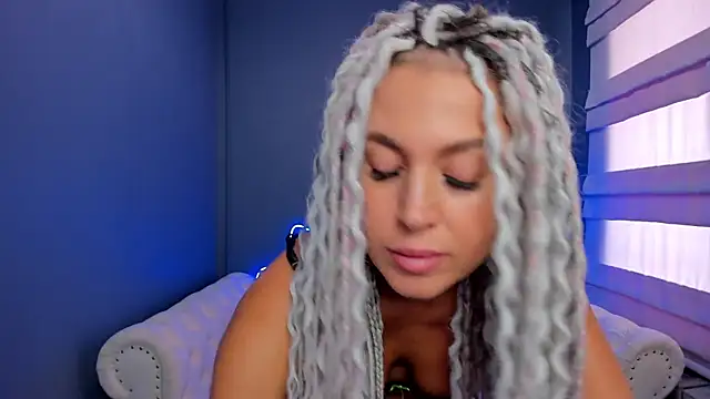 Snapshot of rock_n_roxy chatting on 03/11/25, 05:02 rock n roxy online show from 03/11/25, 05:02