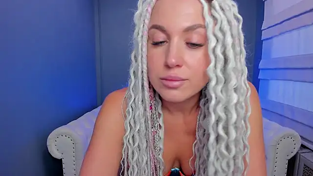 Snapshot of rock_n_roxy chatting on 03/10/25, 01:23 rock n roxy online show from 03/10/25, 01:23