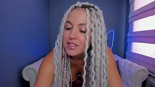 Snapshot of rock_n_roxy chatting on 03/10/25, 05:33 rock n roxy online show from 03/10/25, 05:33