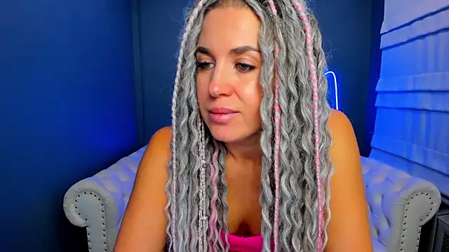 Snapshot of rock_n_roxy chatting on 10/04/25, 01:18 rock n roxy online show from 10/04/25, 01:18