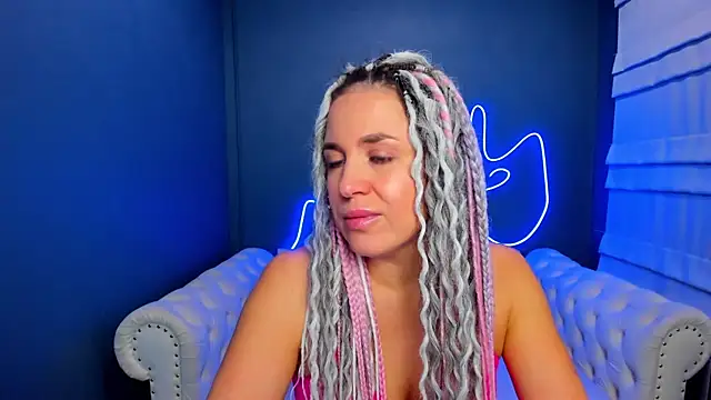 Snapshot of rock_n_roxy chatting on 11/23/25, 01:15 rock n roxy online show from 11/23/25, 01:15