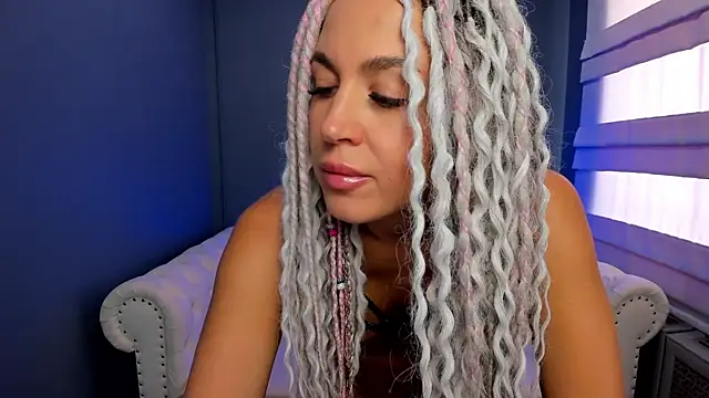 Snapshot of rock_n_roxy chatting on 03/13/25, 03:44 rock n roxy online show from 03/13/25, 03:44