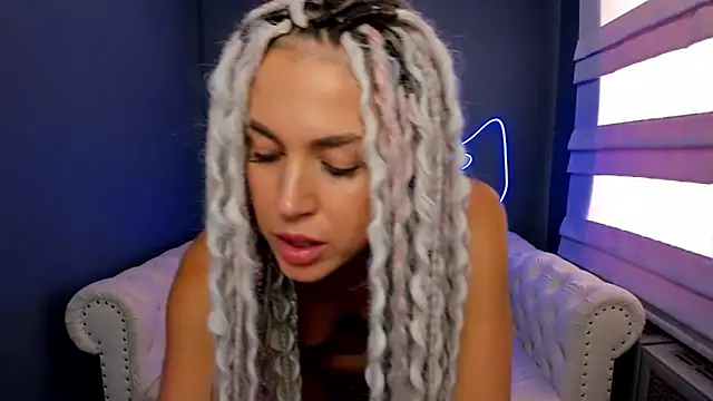 Snapshot of rock_n_roxy chatting on 03/20/25, 05:35 rock n roxy online show from 03/20/25, 05:35