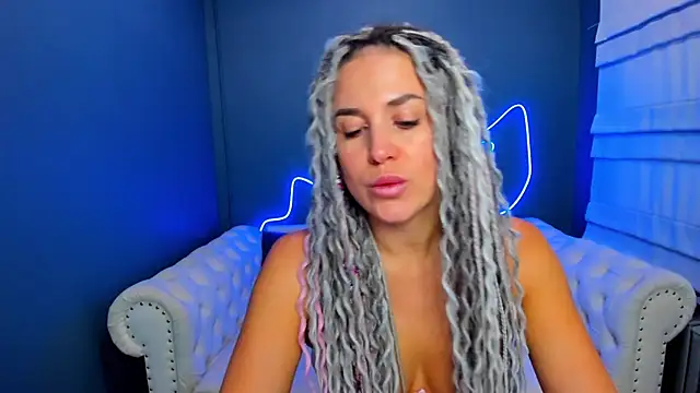 Snapshot of rock_n_roxy chatting on 09/18/25, 01:19 rock n roxy online show from 09/18/25, 01:19