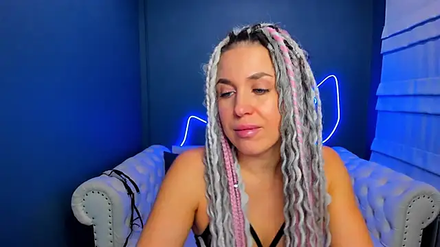 Snapshot of rock_n_roxy chatting on 11/22/25, 01:15 rock n roxy online show from 11/22/25, 01:15