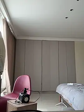 Krismil3 online show from 04/10/26, 12:17