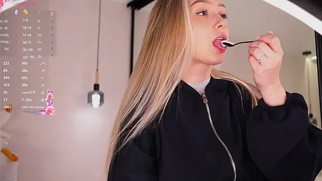 HollisBeckett online show from 04/21/26, 01:07